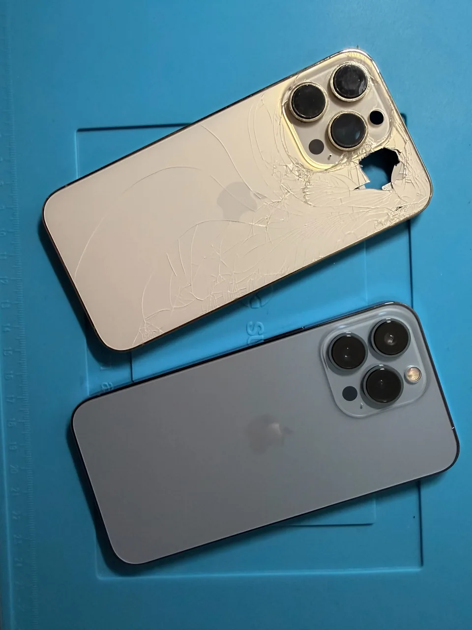 Fotografia poškodeného a nepoškodeného iPhone z pracoviska DELUX SERViS