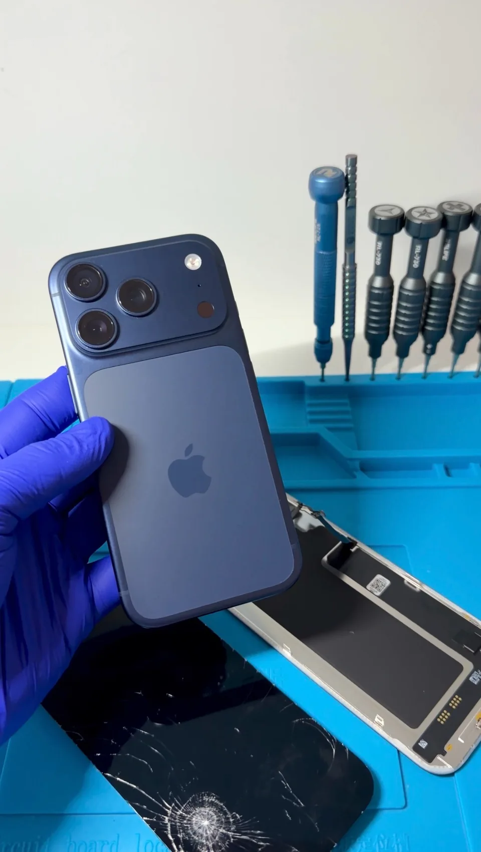 Modrý iPhone po práci v servise DELUX SERViS